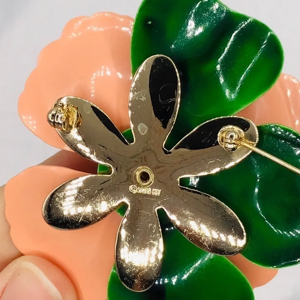 VINTAGE Sarah Coventry Brooch 3D Flower Painted Peach Green Gold Tone Es…